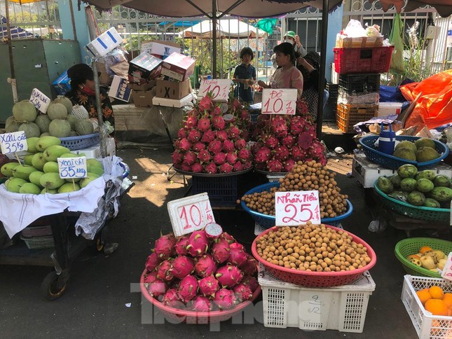 Thanh long siêu rẻ 5.000 đồng/kg tràn ngập vỉa hè ở TP.HCM - Ảnh 6.