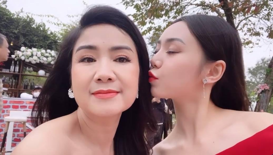 Lâu lắm mới thấy mẹ con bà Bạch Cúc (Hướng Dương Ngược Nắng) chung khung hình: Không tin được chênh nhau 27 tuổi đó! - Ảnh 2. Lâu lắm mới thấy mẹ con bà Bạch Cúc (Hướng Dương Ngược Nắng) chung khung hình: Không tin được chênh nhau 27 tuổi đó! - Ảnh 2.