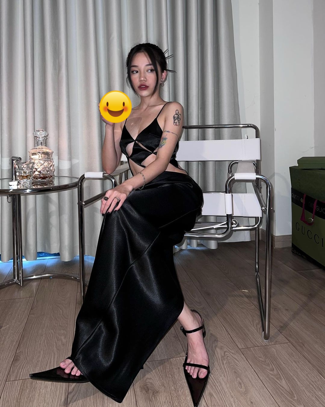 Đang vui vầy bên bạn trai giàu có, Linh Ngọc Đàm chọn gì giữa tình và tiền? - Ảnh 1. Đang vui vầy bên bạn trai giàu có, Linh Ngọc Đàm chọn gì giữa tình và tiền? - Ảnh 1.