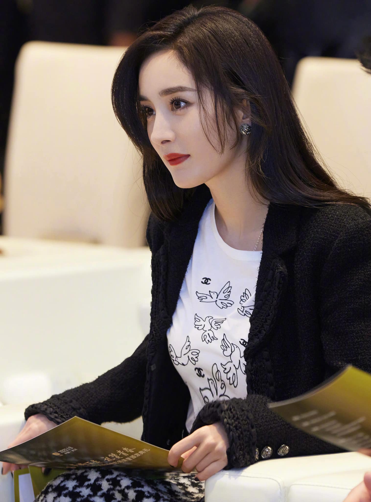 Sự kiện hot nhất hôm nay: Dương Mịch chân đẹp nhất Cbiz vẫn bị Victoria f(x) đè bẹp, Huỳnh Hiểu Minh lột xác bất ngờ - Ảnh 4. Sự kiện hot nhất hôm nay: Dương Mịch chân đẹp nhất Cbiz vẫn bị Victoria f(x) đè bẹp, Huỳnh Hiểu Minh lột xác bất ngờ - Ảnh 4.