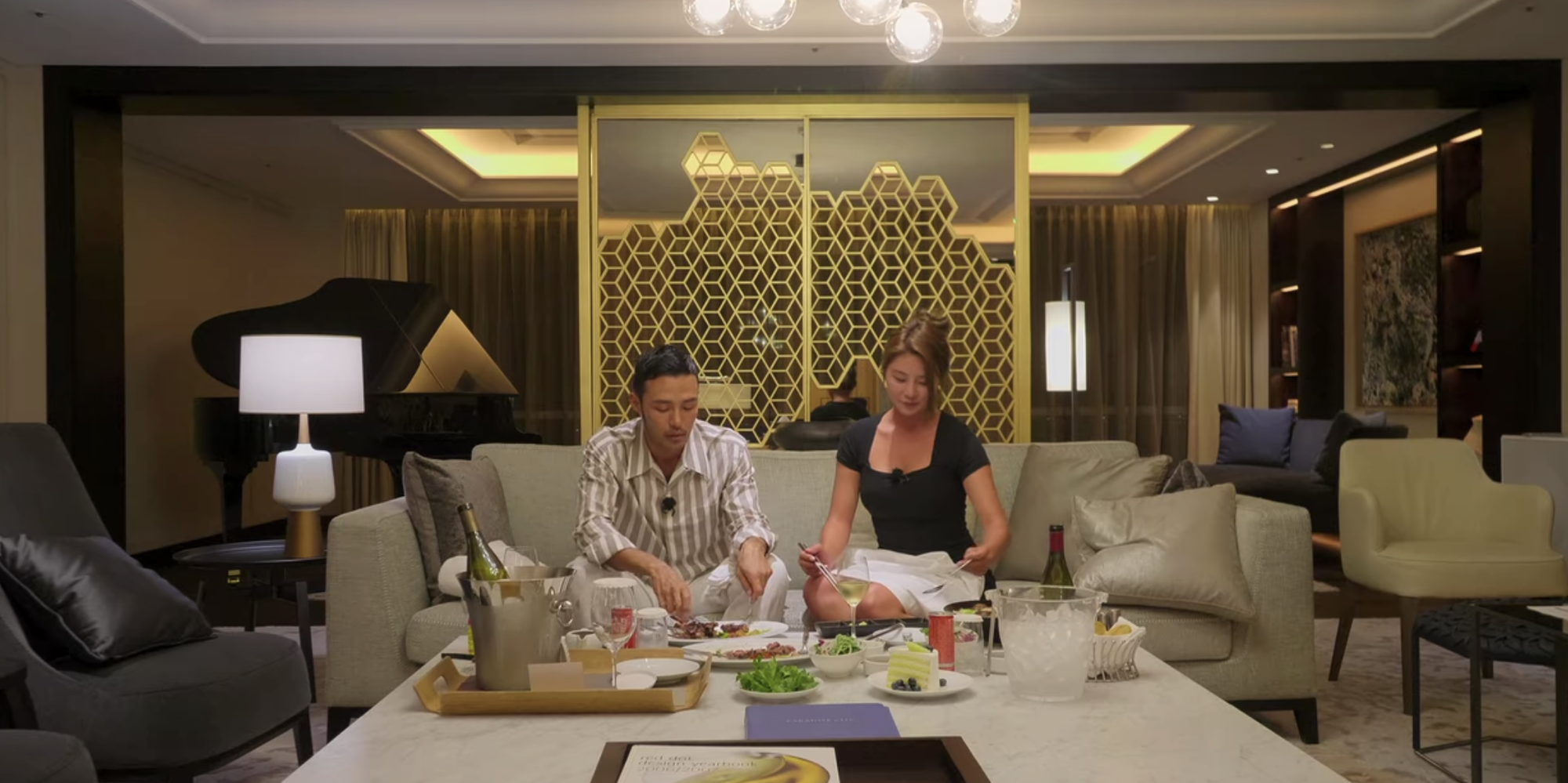 Chờ mãi cũng tới cảnh giường chiếu ở Địa Ngục Độc Thân, xem xong tức giùm cặp trai xinh gái đẹp - Ảnh 4. Chờ mãi cũng tới cảnh giường chiếu ở Địa Ngục Độc Thân, xem xong tức giùm cặp trai xinh gái đẹp - Ảnh 4.