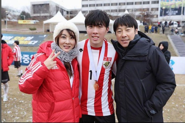 Coach Shin Tae-yong's wife accidentally revealed her husband's future in Indonesia - Photo 1.