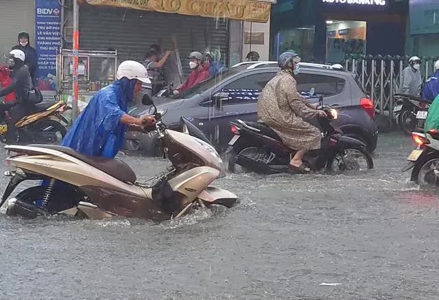 Nhiều tuyến đường ở TP.HCM bị ngập nặng trong mưa lớn chiều cuối tuần - Ảnh 1.