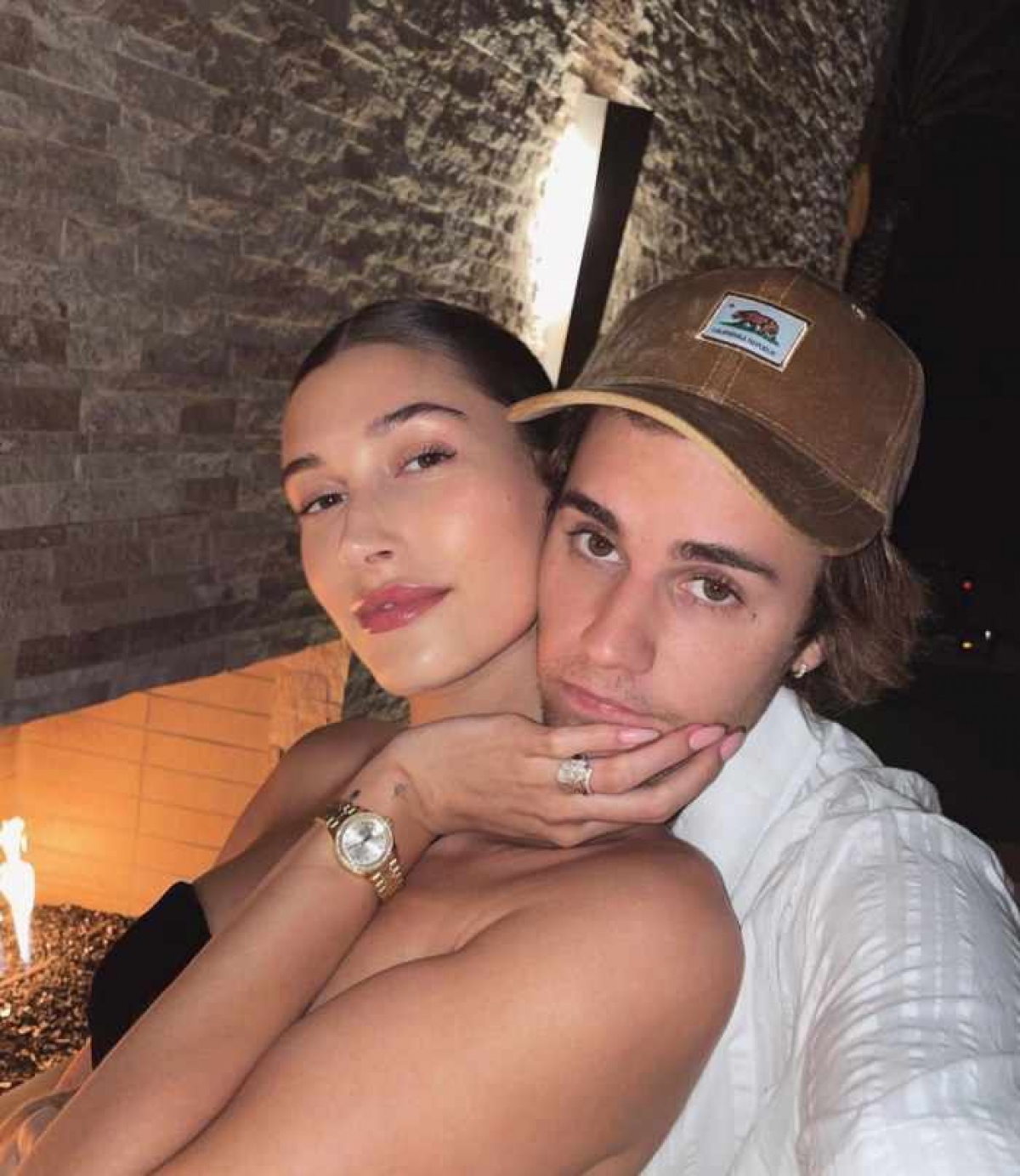 Vợ chồng Justin Bieber - Hailey Baldwin nắm tay tình cảm đi uống cafe - Ảnh 6.