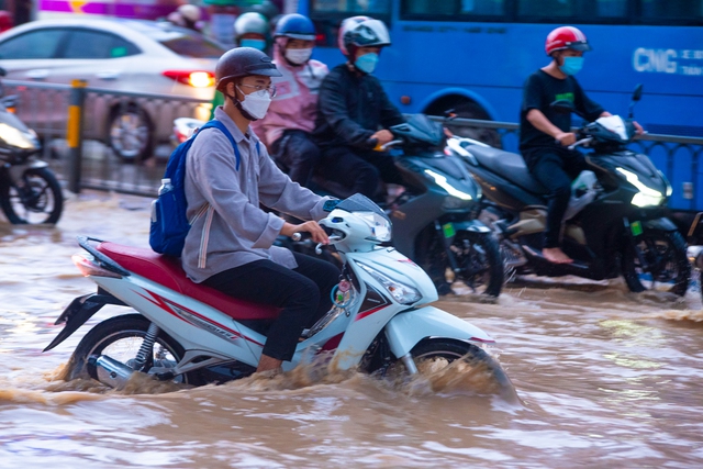 Nhiều tuyến đường ở TP.HCM bị ngập nặng trong mưa lớn chiều cuối tuần - Ảnh 10.