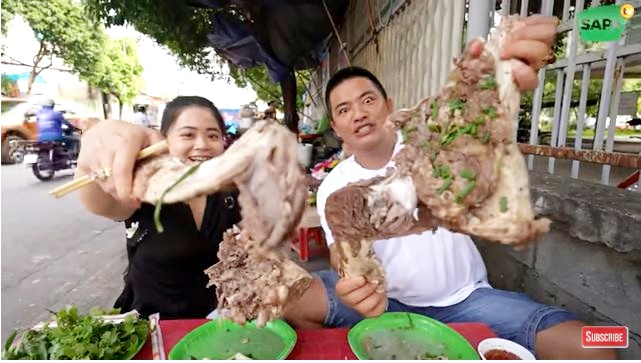 From a stall selling pork cheeks on the sidewalk, a couple from the North bought a house and bought a few pieces of land in Saigon - Photo 3.