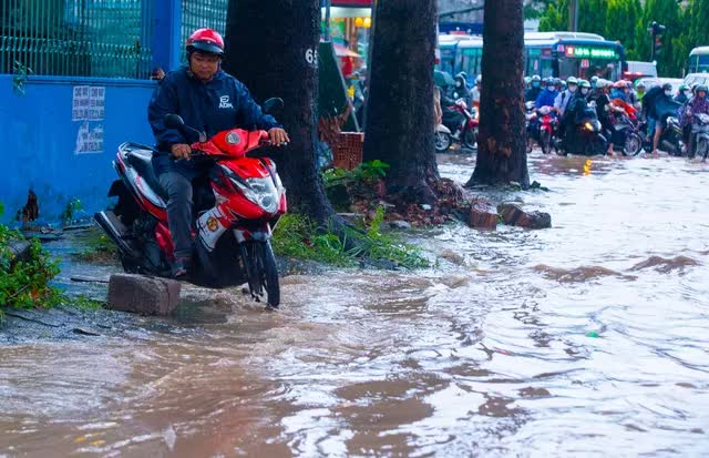 Nhiều tuyến đường ở TP.HCM bị ngập nặng trong mưa lớn chiều cuối tuần - Ảnh 7.