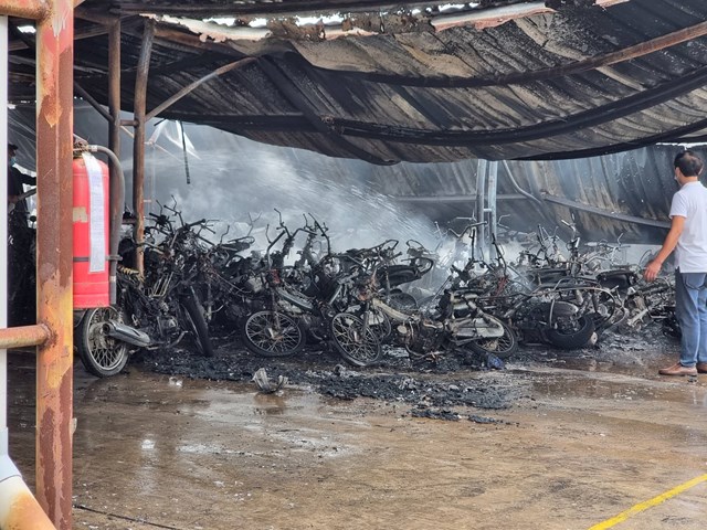 Nam Định: Hỏa hoạn thiêu rụi khoảng 250 xe máy của công nhân may - Ảnh 2.