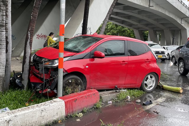 TP.HCM: Ô tô kéo lê xe máy lên bãi cỏ ven đường sau va chạm - Ảnh 1.