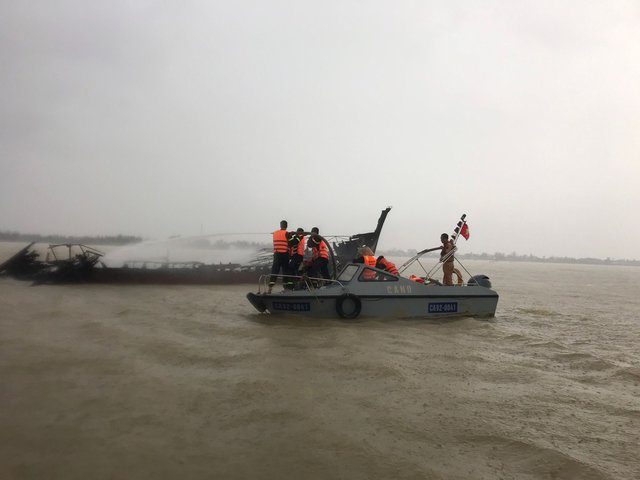 Hiện trường h&agrave;ng loạt t&agrave;u, ca n&ocirc; du lịch bốc ch&aacute;y tại Cửa Đại: Thiệt hại khoảng 20 tỉ đồng - Ảnh 7.