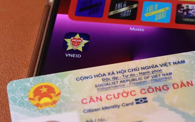 Từ 20/10, người d&acirc;n c&oacute; thể xuất tr&igrave;nh t&agrave;i khoản định danh điện tử thay CCCD gắn chip - Ảnh 1.