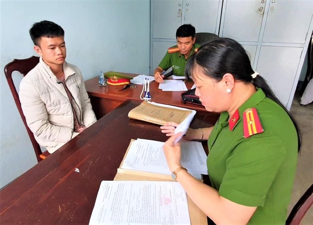 Hai thanh ni&ecirc;n khuyết tật hỗn chiến, người đi c&ugrave;ng bị đ&acirc;m thủng ruột - Ảnh 1.