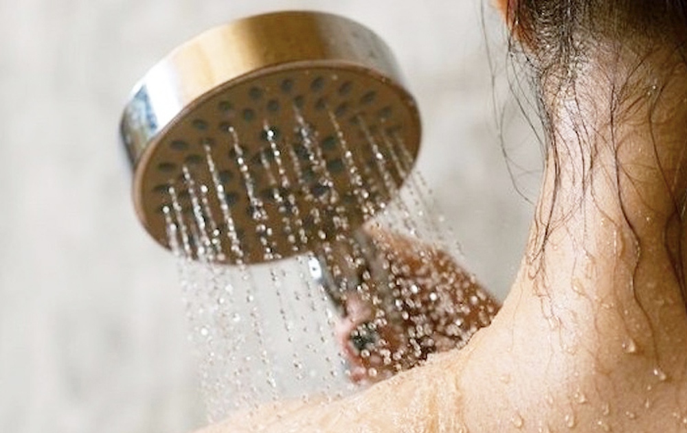 Chuyên gia chỉ ra các sai lầm khi tắm có thể gây hại, thậm chí tiềm ẩn nguy cơ đột quỵ - Ảnh 1.