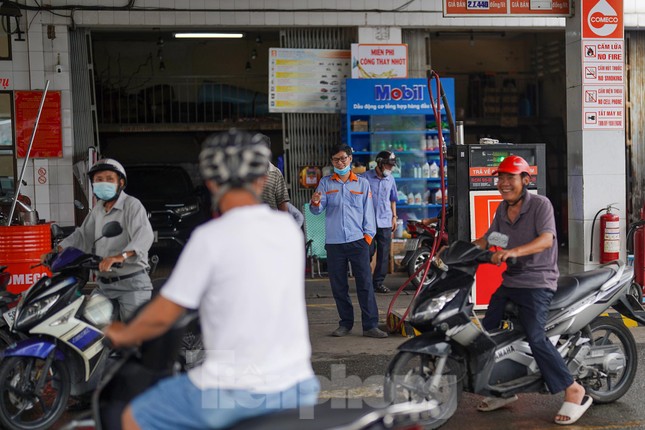 Cám cảnh: Người dân hút xăng trong xe, chia nhau từng giọt vượt cơn khát - Ảnh 6.