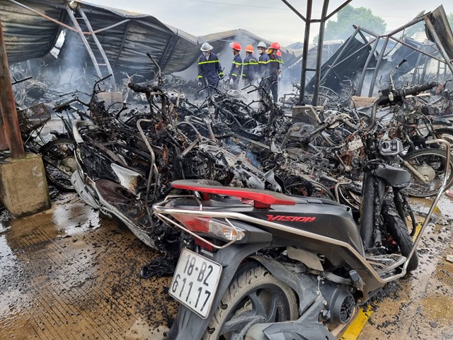Nam Định: Hỏa hoạn thiêu rụi khoảng 250 xe máy của công nhân may - Ảnh 1.