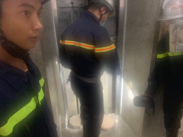 Hà Nội: 14 chiến sĩ giải cứu thành công nạn nhân bị mắc kẹt ở thang máy - Ảnh 2.