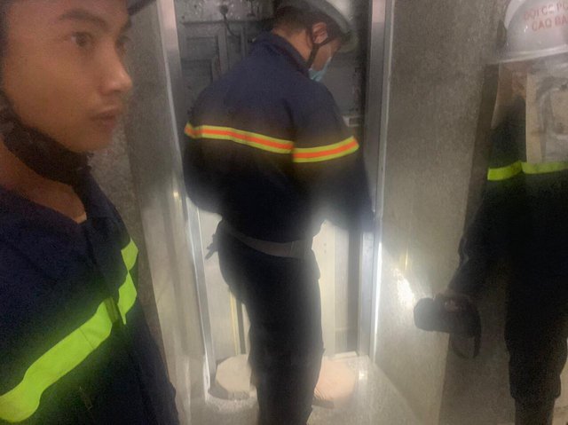 H&agrave; Nội: 14 chiến sĩ giải cứu th&agrave;nh c&ocirc;ng nạn nh&acirc;n bị mắc kẹt ở thang m&aacute;y - Ảnh 2.