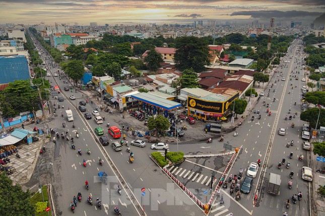 Cám cảnh: Người dân hút xăng trong xe, chia nhau từng giọt vượt cơn khát - Ảnh 2.