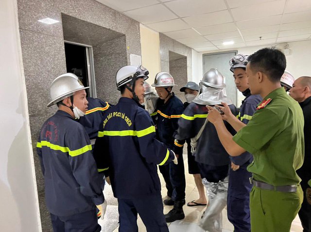 H&agrave; Nội: 14 chiến sĩ giải cứu th&agrave;nh c&ocirc;ng nạn nh&acirc;n bị mắc kẹt ở thang m&aacute;y - Ảnh 1.