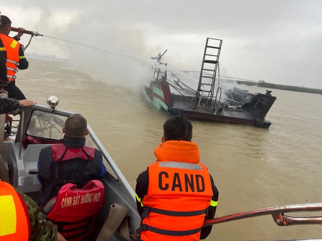 Hiện trường hàng loạt tàu, ca nô du lịch bốc cháy tại Cửa Đại: Thiệt hại khoảng 20 tỉ đồng - Ảnh 5.