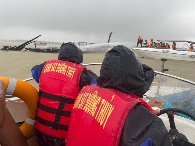 Hiện trường h&agrave;ng loạt t&agrave;u, ca n&ocirc; du lịch bốc ch&aacute;y tại Cửa Đại: Thiệt hại khoảng 20 tỉ đồng - Ảnh 1.