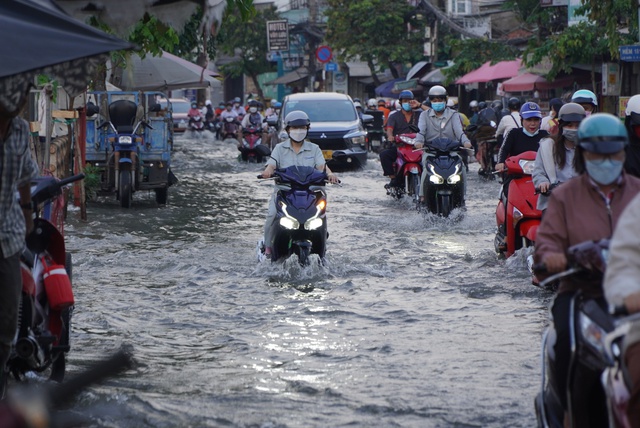 Khu dân cư ở TP.HCM bị ngập hàng giờ do triều cường dâng cao - Ảnh 3.