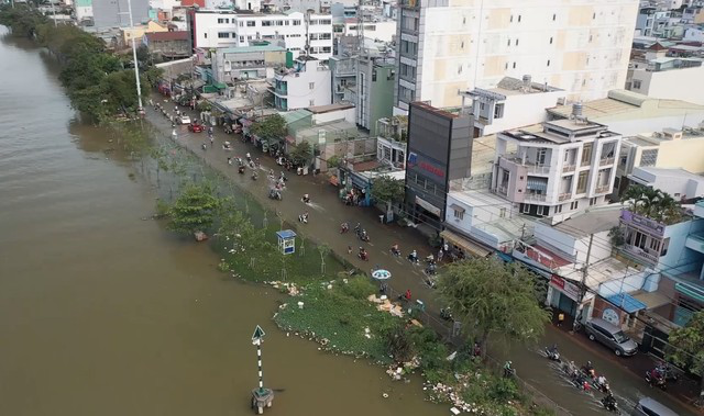 Khu dân cư ở TP.HCM bị ngập hàng giờ do triều cường dâng cao - Ảnh 2.