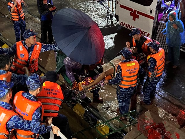 Quảng Ngãi: Đưa 4 bệnh nhân ở đảo Lý Sơn vào đất liền cấp cứu - Ảnh 1.