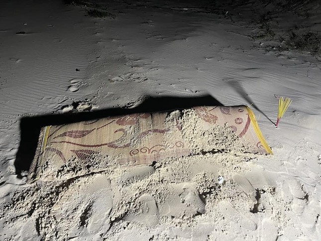 Thi thể nam giới kh&ocirc;ng c&ograve;n nguy&ecirc;n vẹn dạt v&agrave;o bờ biển tỉnh Quảng Trị - Ảnh 1.