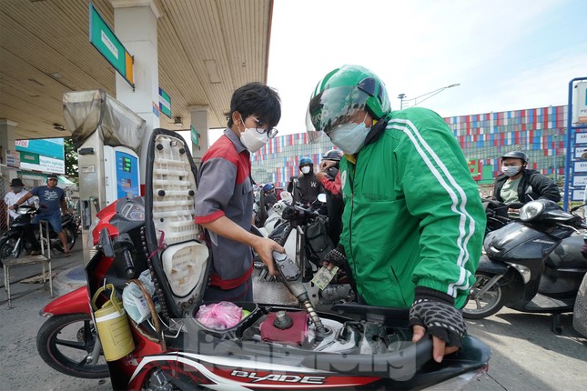 Khóc - cười mua xăng: Nơi vỡ òa được đổ đầy bình, chỗ đội nắng mòn mỏi chờ đợi - Ảnh 4.