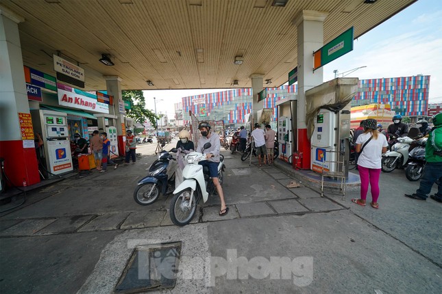 Khóc - cười mua xăng: Nơi vỡ òa được đổ đầy bình, chỗ đội nắng mòn mỏi chờ đợi - Ảnh 2.