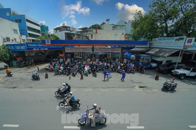 Khóc - cười mua xăng: Nơi vỡ òa được đổ đầy bình, chỗ đội nắng mòn mỏi chờ đợi - Ảnh 13.