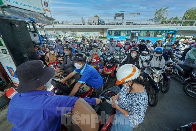 Khóc - cười mua xăng: Nơi vỡ òa được đổ đầy bình, chỗ đội nắng mòn mỏi chờ đợi - Ảnh 10.