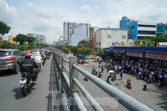 Khóc - cười mua xăng: Nơi vỡ òa được đổ đầy bình, chỗ đội nắng mòn mỏi chờ đợi - Ảnh 8.