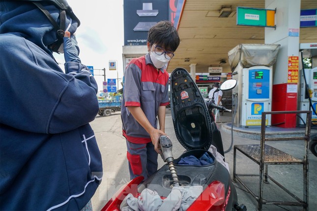 Khóc - cười mua xăng: Nơi vỡ òa được đổ đầy bình, chỗ đội nắng mòn mỏi chờ đợi - Ảnh 7.