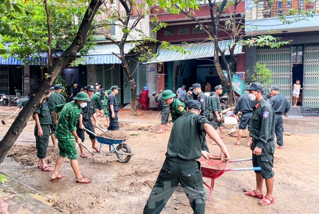 Sạt lở đất đá trong khu dân cư ở Bình Định - Ảnh 5.