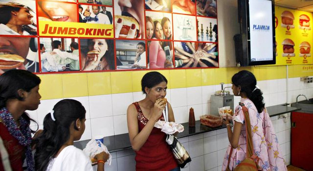 Ấn Độ: M&oacute;n ăn đường phố nổi tiếng nhất tại Mumbai, n&iacute;u ch&acirc;n thực kh&aacute;ch khiến họ qu&ecirc;n lối về - Ảnh 5.