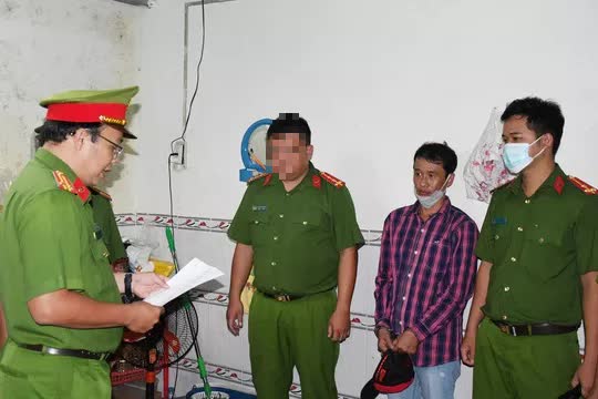 Hỗn chiến nhau như phim hành động, 1 người bị bắn tử vong - Ảnh 1.