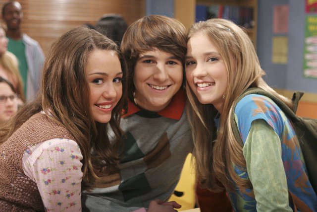 Đôi bạn thân của Hannah Montana sau hơn 15 năm: Đều có cuộc sống viên mãn hơn sự nghiệp - Ảnh 1.