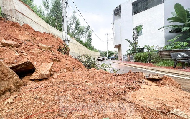 Sạt lở đất đá trong khu dân cư ở Bình Định - Ảnh 1.