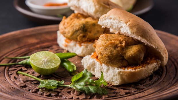 Ấn Độ: M&oacute;n ăn đường phố nổi tiếng nhất tại Mumbai, n&iacute;u ch&acirc;n thực kh&aacute;ch khiến họ qu&ecirc;n lối về - Ảnh 1.