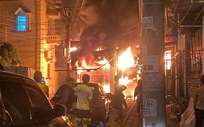 Cảnh sát khống chế đám cháy ngùn ngụt tại khu dân cư ở Hà Nội - Ảnh 1.