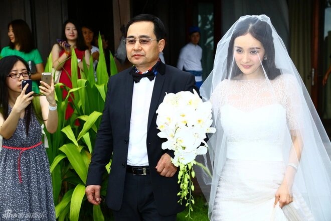Hot lại ảnh cưới của Dương Mịch từ 8 năm trước: Makeup lẫn váy vóc đều xuất sắc - Ảnh 4.