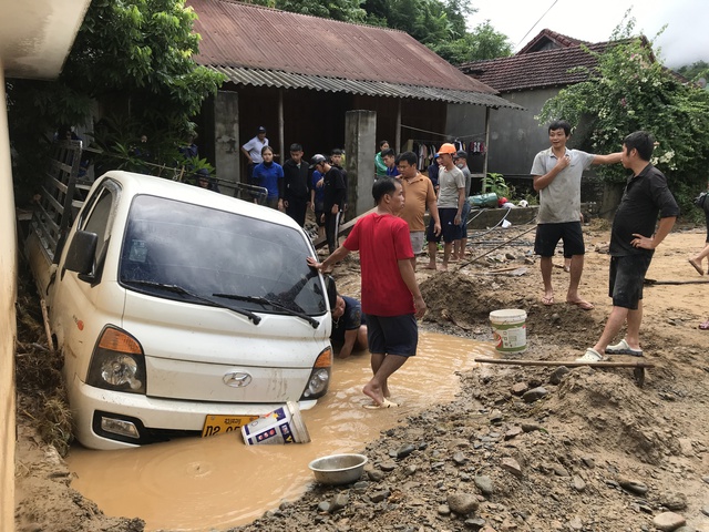 Ô tô bị lũ cuốn trôi, tìm kiếm 1 tuần mới thấy đang chìm dưới sông - Ảnh 7.