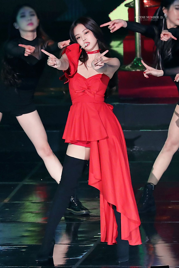 Điểm mặt 10 outfit sân khấu gây sốt của idol Hàn - Ảnh 4.