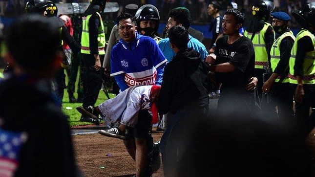 Công bố video của cảnh sát Indonesia: Nhiều người quay lại cứu bạn và bị giẫm đạp đến chết - Ảnh 1.