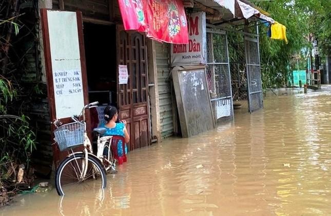 Ứng phó mưa lũ nguy hiểm, học sinh vùng trũng TT-Huế nghỉ học từ chiều 14/10 - Ảnh 3.