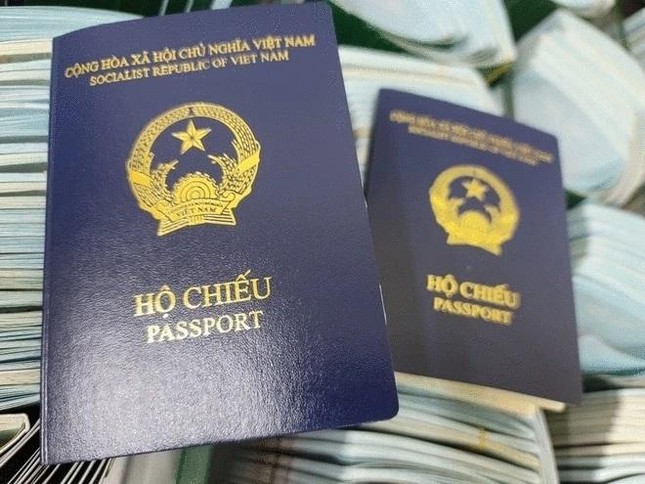 Ph&aacute;p c&oacute; quy định mới với hộ chiếu xanh t&iacute;m than của Việt Nam - Ảnh 1.