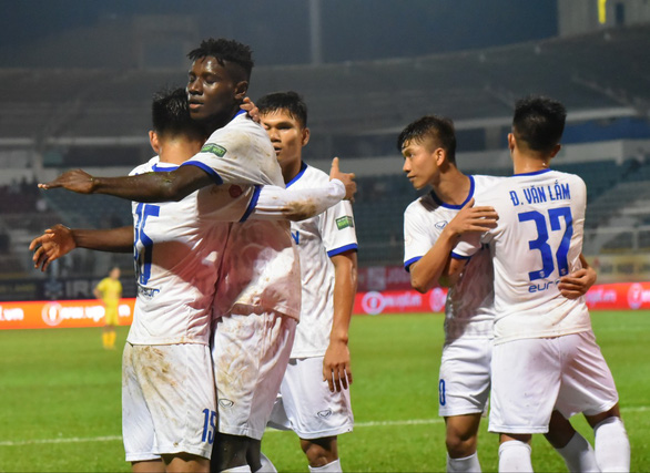 HLV Kiatisak: &ldquo;Ch&uacute;ng t&ocirc;i phải l&agrave;m lại để k&eacute;o kh&aacute;n giả tới s&acirc;n&rdquo; - Ảnh 2.
