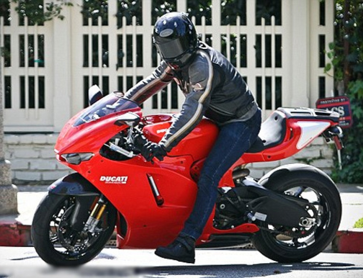 Том Круз на мотоцикле Дукати